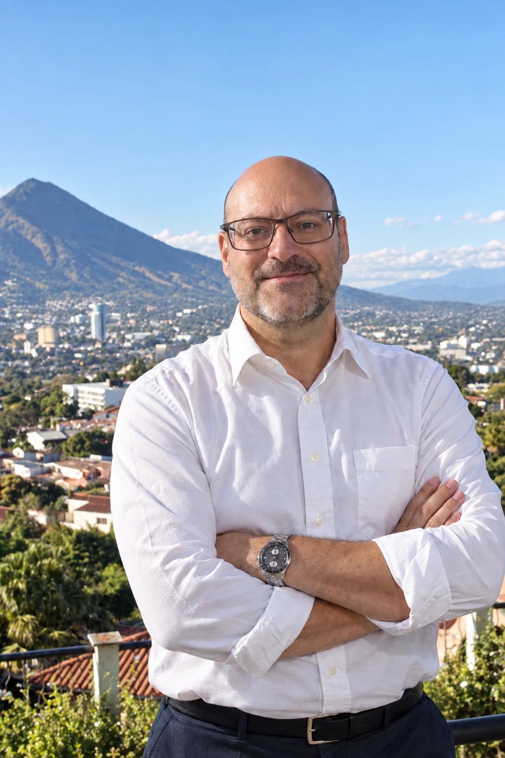 Retrato de Maximilian Brosi con una ciudad y montañas al fondo